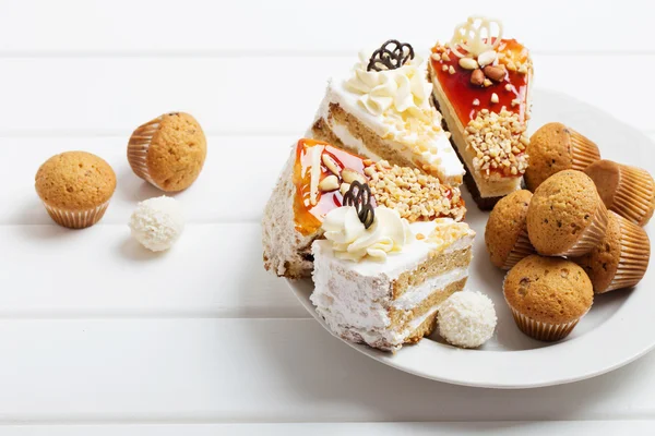 Cake on white wooden background — Stock Photo, Image