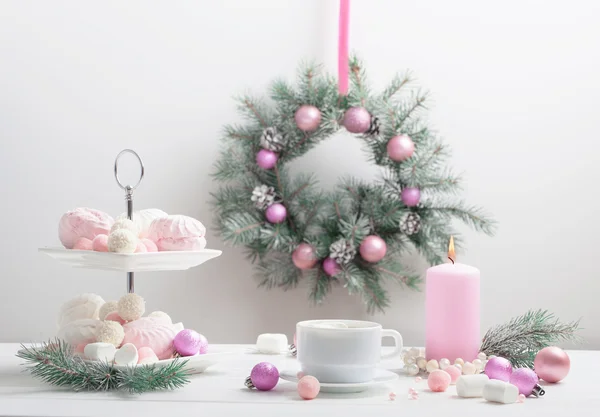 Mesa de Navidad con taza de café y postre —  Fotos de Stock