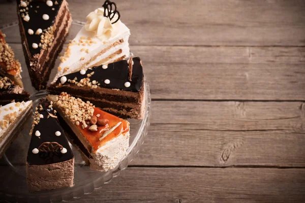 Tårta på gamla trä bakgrund — Stockfoto