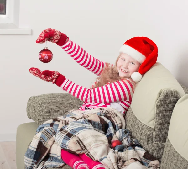 Porträt eines Kindes mit Weihnachtsmütze — Stockfoto