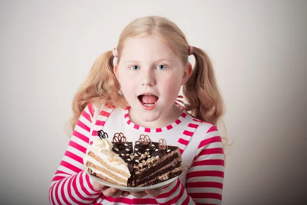 Lustiges Kind Mädchen mit Kuchen — Stockfoto