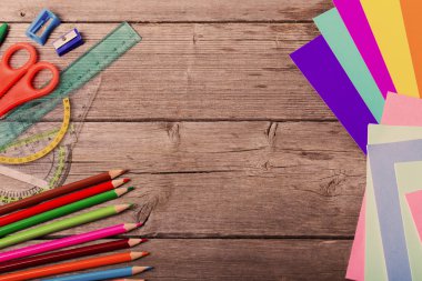 Ahşap arka planda okul kavramına geri dön