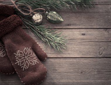 Mittens, koni ve ahşap zemin çam dalı