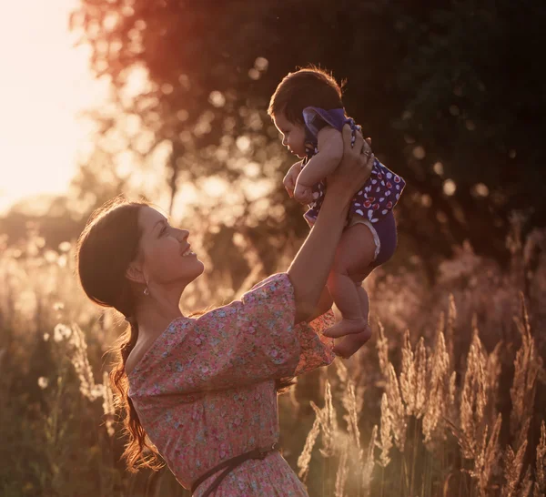 Baby med mamma utomhus — Stockfoto