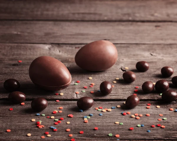 Huevos de Pascua de chocolate sobre fondo de madera —  Fotos de Stock