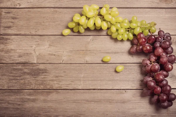 Uvas em uma mesa de madeira — Fotografia de Stock