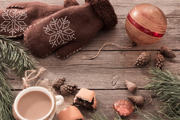 Kopje koffie en Kerstdecoratie op houten tafel — Stockfoto