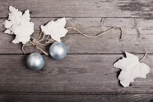 Jul bollar på trä bakgrund — Stockfoto