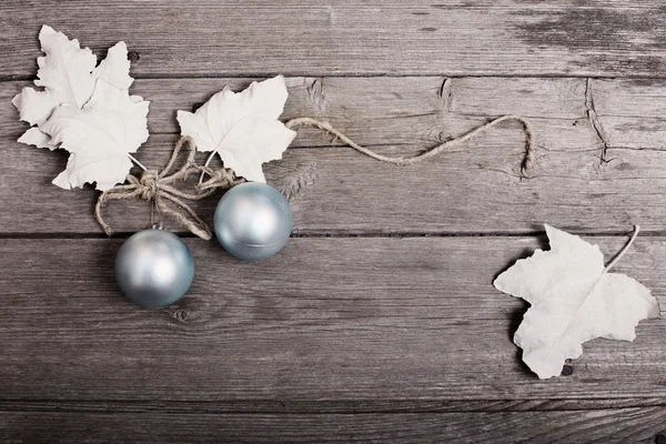 Bolas de Navidad sobre fondo de madera —  Fotos de Stock