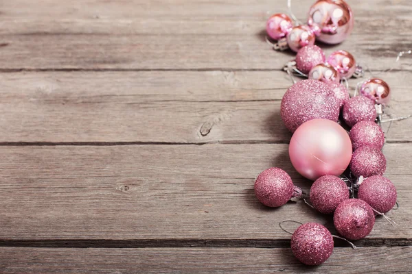 Bola de Navidad rosa sobre fondo de madera — Foto de Stock