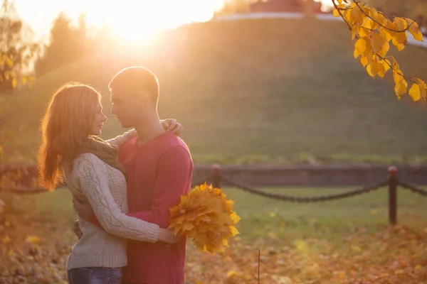 Pareja en el parque de otoño — Foto de Stock