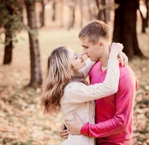 Joven pareja en amor al aire libre — Foto de Stock