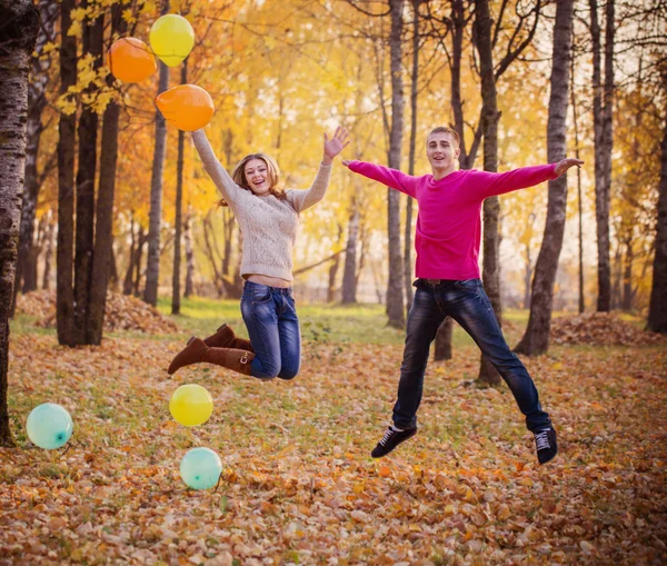 Young couple in autumn park — Stock Photo, Image