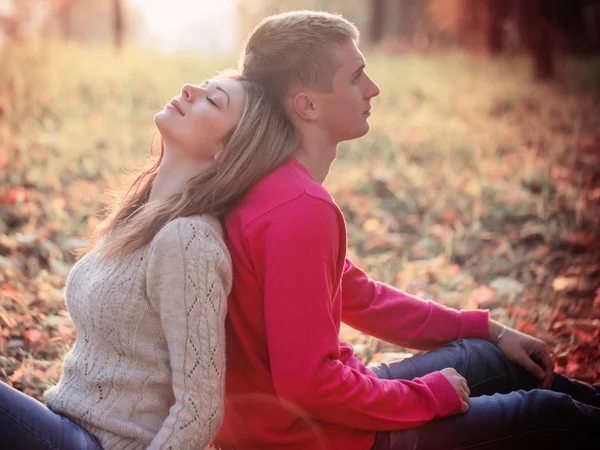 秋の公園でロマンチックなカップル — ストック写真
