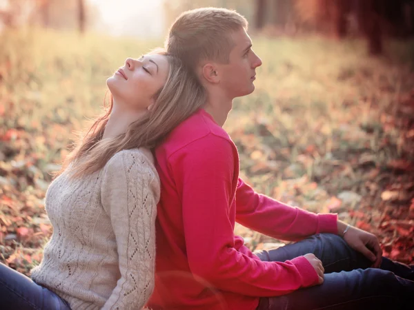 Pareja romántica en el parque de otoño — Foto de Stock