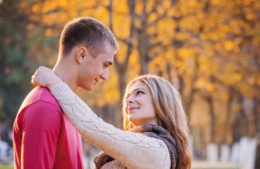 Açık havada aşık genç bir çift