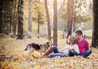 sonbahar park köpek ile genç Çift