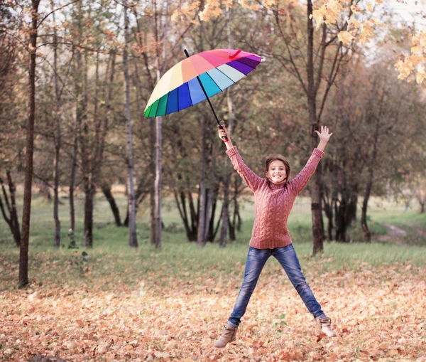 Menina feliz com guarda-chuva ao ar livre — Fotografia de Stock