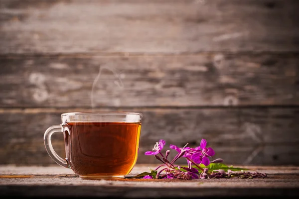 Xícara de chá com erva-salgueiro em fundo de madeira — Fotografia de Stock