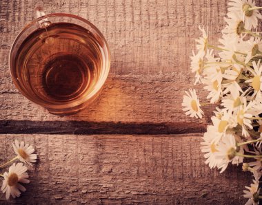 Bir fincan papatya çayı.