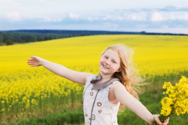 sevimli kız tecavüz alan