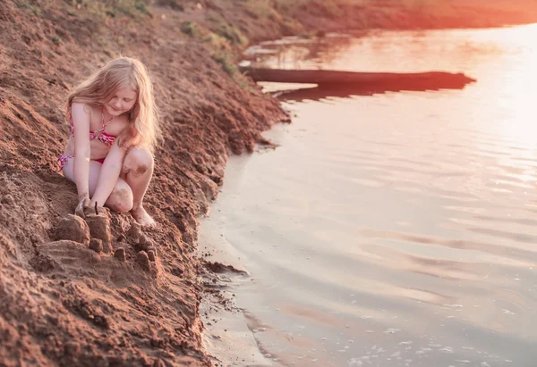 Dívka v písečná pláž — Stock fotografie