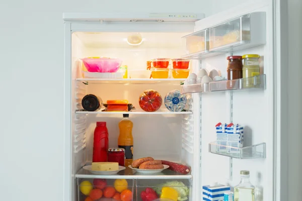 Kühlschrank mit Lebensmitteln — Stockfoto