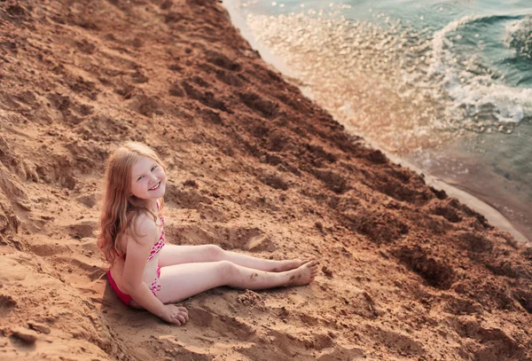 Girl in sandy beach — Stock Photo, Image