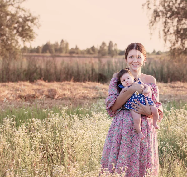 Baby med mamma utomhus — Stockfoto