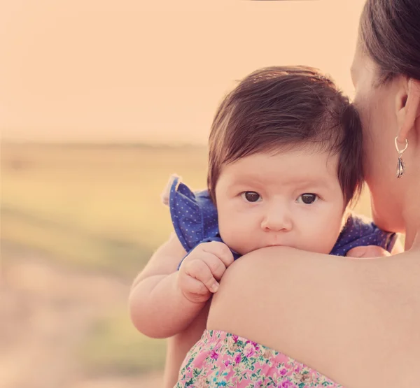 Bambino con madre all'aperto — Foto Stock