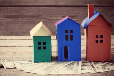 standları bir kağıt evler ahşap arka plan üzerinde