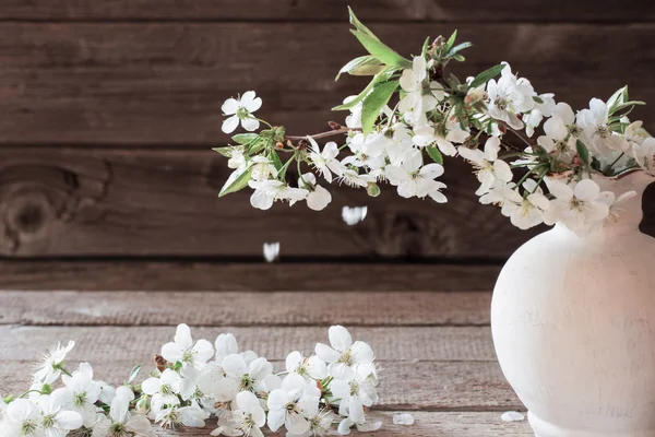 グランジの木製の背景に桜の花 — ストック写真