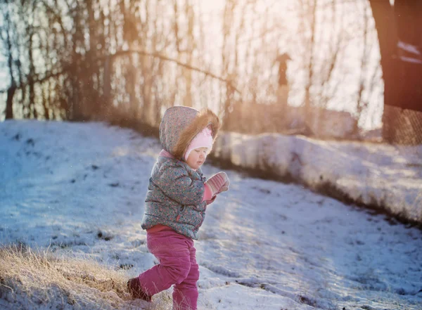 Gelukkig babymeisje op sneeuw — Stockfoto