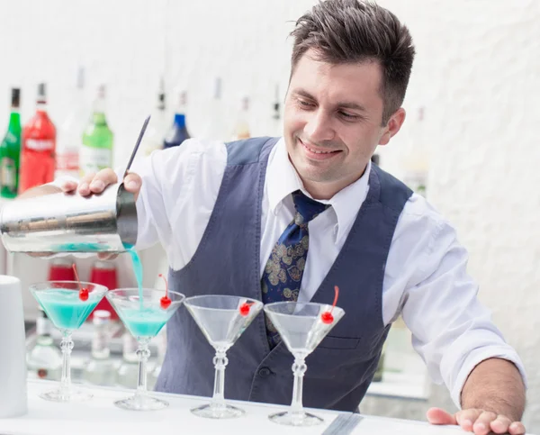 Bartendern hälla en cocktail drink — Stockfoto