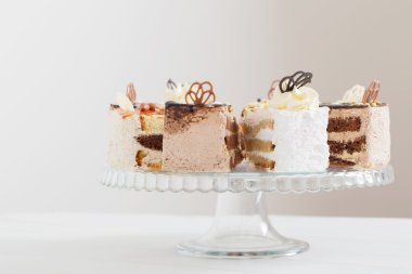 beyaz zemin üzerine pasta