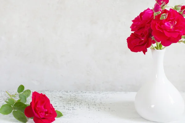 Bouquet of red roses in vase — Stock Photo, Image