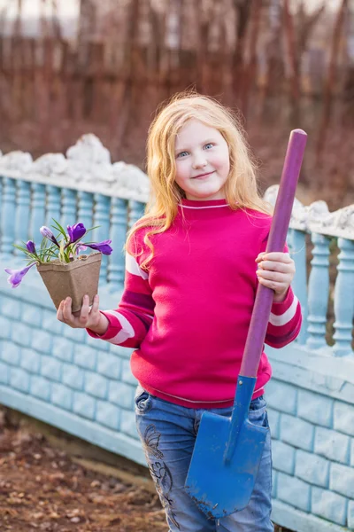 Niña jardinería —  Fotos de Stock