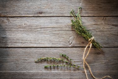Eski ahşap zemin üzerine taze kekik demet