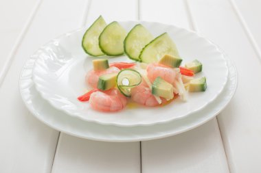 Avokado ve mozzarellalı Beyaz ahşap masa üzerinde pişmiş karides