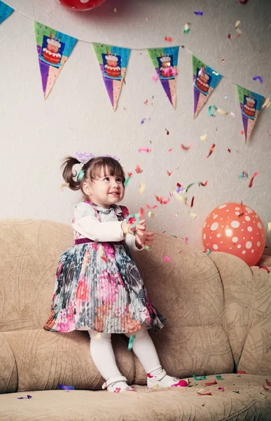 Menina comemorando festa de aniversário — Fotografia de Stock