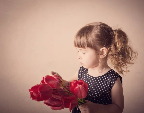 Retrato de menina bonita com flor — Fotografia de Stock