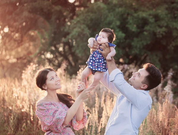 Felice famiglia all'aperto — Foto Stock