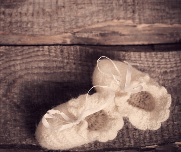 детская обувь на деревянном фоне
