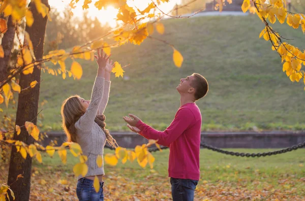 Couple  in autumn park — Stock Photo, Image