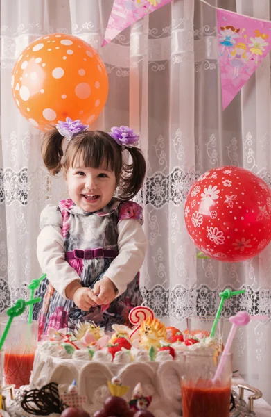 Menina feliz na festa de aniversário — Fotografia de Stock