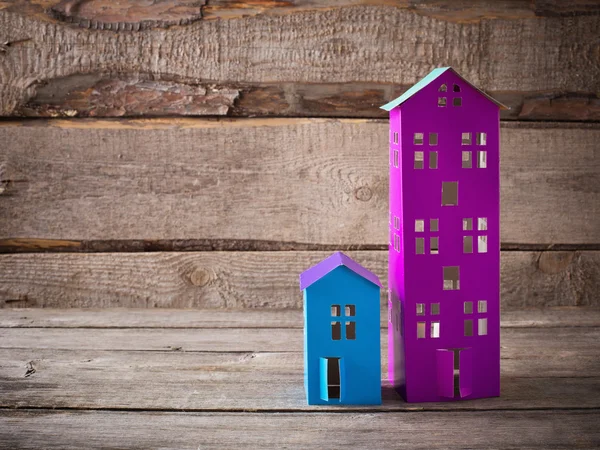 Papírový domy stojí dřevěné pozadí — Stock fotografie