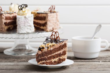 fincan kahve ve kek üzerine eski ahşap masa