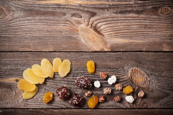 Noci e frutta secca si mescolano su sfondo di legno — Foto Stock