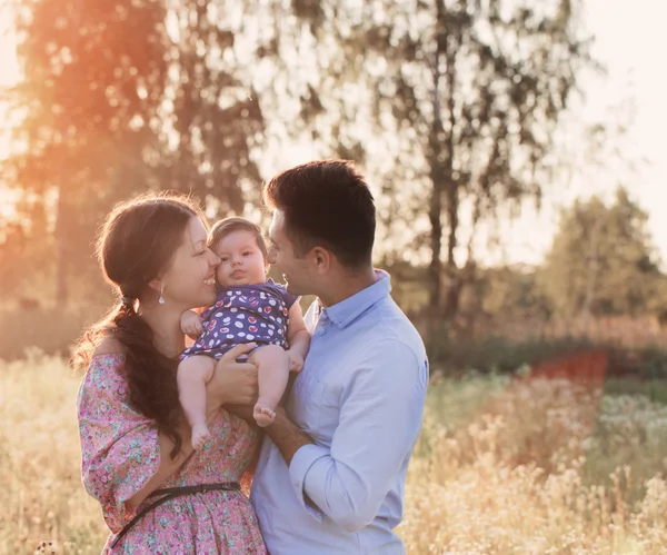 Gelukkige familie buiten — Stockfoto