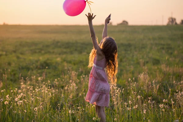 Ragazza felice con palloncino rosa all'aperto — Foto Stock